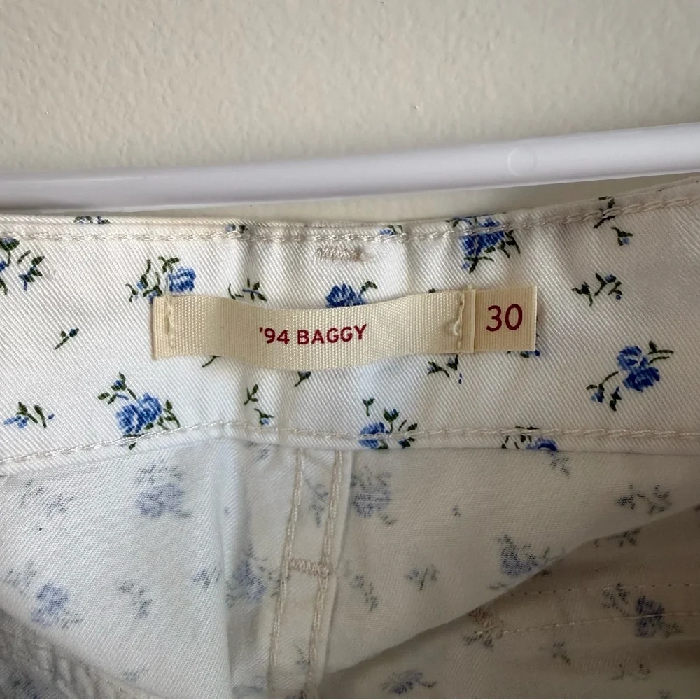 Levi’s “Isabel” Floral White ‘94 Baggy Cargo Pants NWOT - Picture 7 of 7